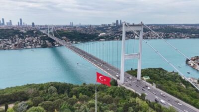 Mert ORDU / İSTANBUL, – TURKUAZ renge bürünen İstanbul Boğazı