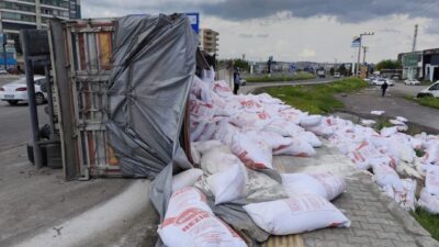 Gıyasettin TETİK/DİYARBAKIR, -DİYARBAKIR-Bismil kara yolunda un yüklü TIR’ın devrildiği kazada