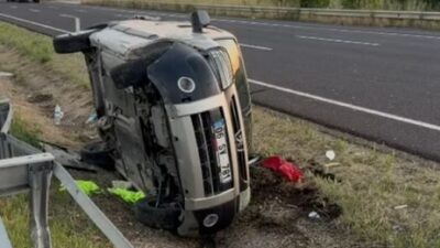 Emre EFE/ANKARA – ANKARA’nın Polatlı ilçesinde otomobilin refüje çarpıp, takla