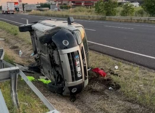 Emre EFE/ANKARA – ANKARA’nın Polatlı ilçesinde otomobilin refüje çarpıp, takla