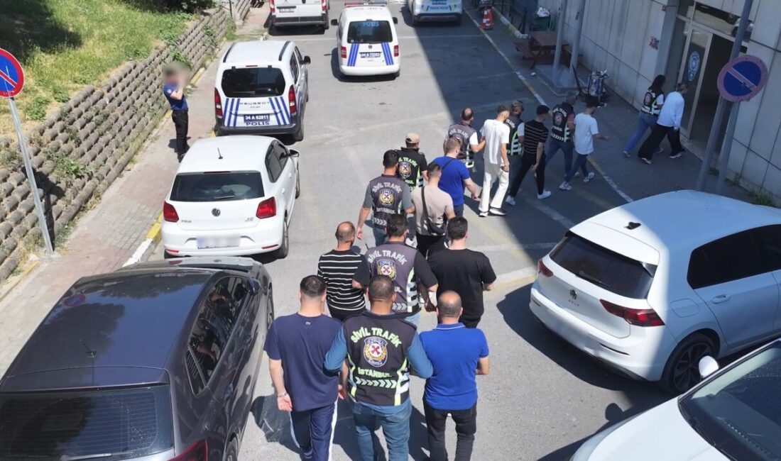 İhsan DÖRTKARDEŞ /İSTANBUL, – AVCILAR D-100 Karayolu’nda düğün konvoyu yaparak
