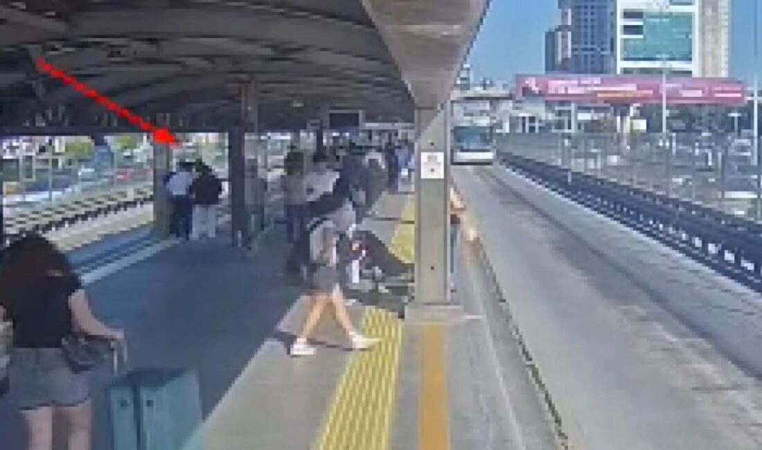 Derya EVREN KORKMAZ/ İSTANBUL Beylikdüzü’nde metrobüste B.B., ve babası M.B.,