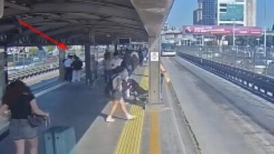 Derya EVREN KORKMAZ/ İSTANBUL Beylikdüzü’nde metrobüste B.B., ve babası M.B.,