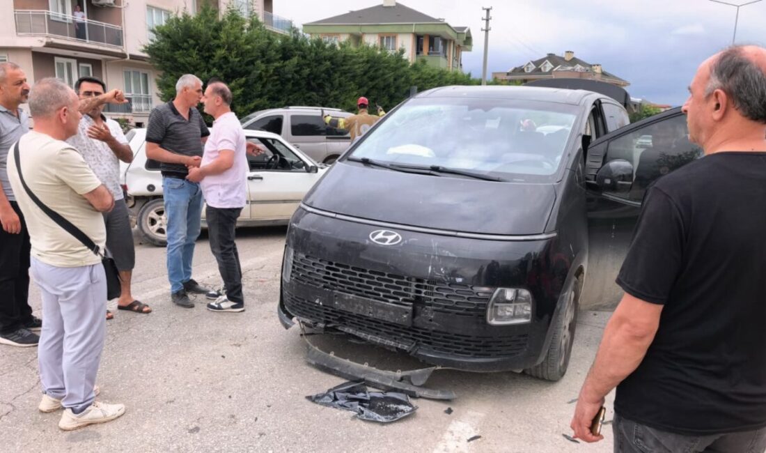 Yavuz YILMAZ/BURSA, -BURSA’nın İnegöl ilçesinde minibüs ile otomobilin çarpışması sonucu