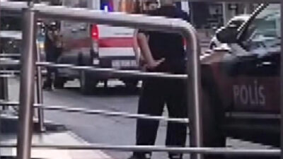 Vehbi DEMİR / İSTANBUL, – BÜYÜKÇEKMECE’de halk plajında ailesiyle birlikte