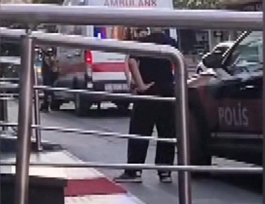 Vehbi DEMİR / İSTANBUL, – BÜYÜKÇEKMECE’de halk plajında ailesiyle birlikte