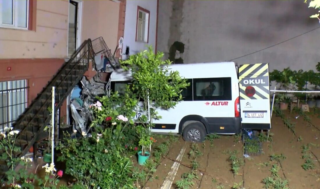 İsa ALMAÇAYIR/İSTANBUL, – ÇEKMEKÖY’de, sürücüsünün direksiyon hakimiyetini kaybettiği servis minibüsü