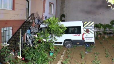 İsa ALMAÇAYIR/İSTANBUL, – ÇEKMEKÖY’de, sürücüsünün direksiyon hakimiyetini kaybettiği servis minibüsü