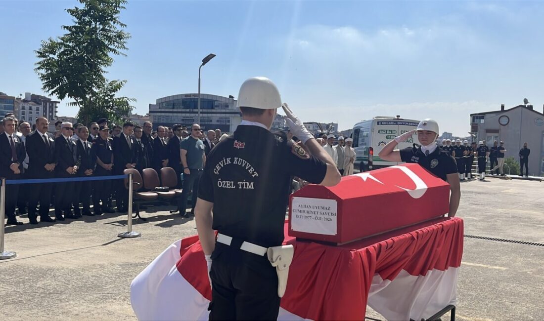 ADLİYE ÖNÜNDE TÖREN Kocaeli’nin Gebze ilçesinde duruşma sırasında geçirdiği kalp