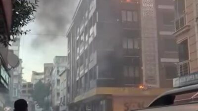 Baran AKKAYA/İSTANBUL, -ESENLER’de 4 katlı binanın en üst katından yükselen