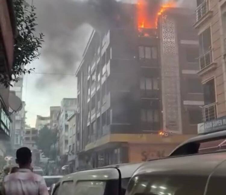 Baran AKKAYA/İSTANBUL, -ESENLER’de 4 katlı binanın en üst katından yükselen