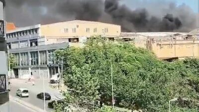 İSTANBUL, – ESENYURT’ta bir fabrikada henüz bilinmeyen nedenle yangın çıktı.