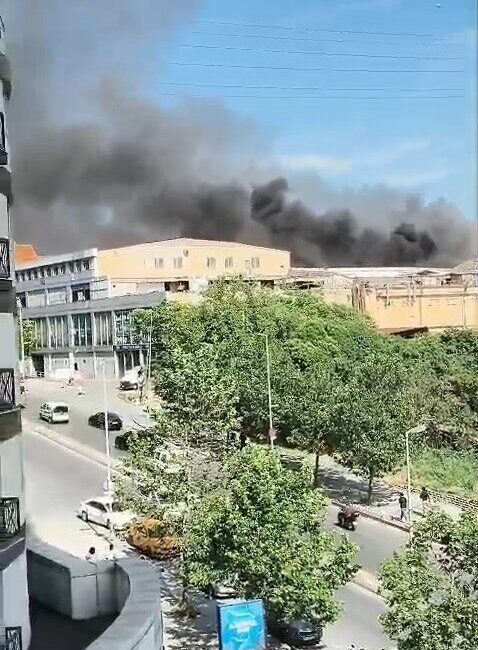 İSTANBUL, – ESENYURT’ta bir fabrikada henüz bilinmeyen nedenle yangın çıktı.