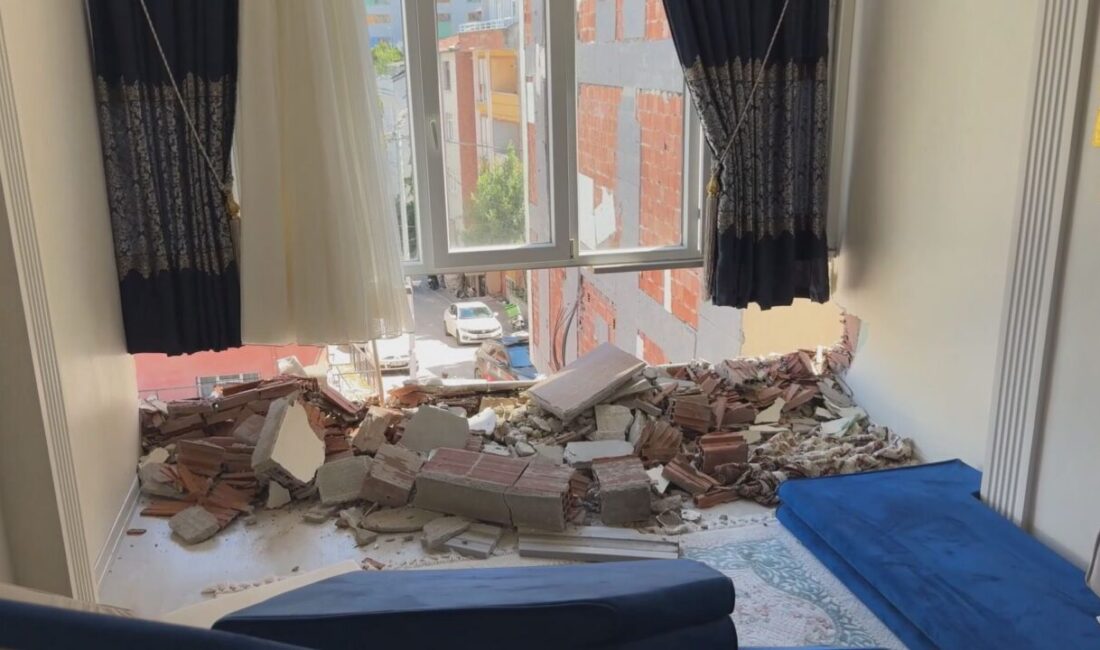 Vehbi DEMİR /İSTANBUL, – ESENYURT’ta kentsel dönüşüm projesi kapsamında yıkımı