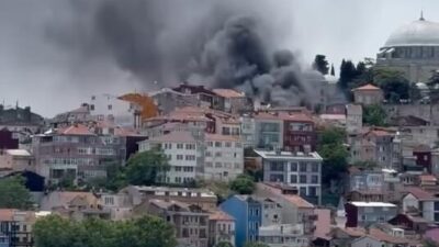 İSTANBUL Fatih’te bir binada çıkan yangın çevredeki araçlarada sıçradı. Olay