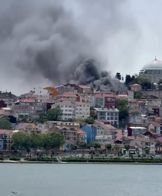 İSTANBUL Fatih’te bir binada çıkan yangın çevredeki araçlarada sıçradı. Olay
