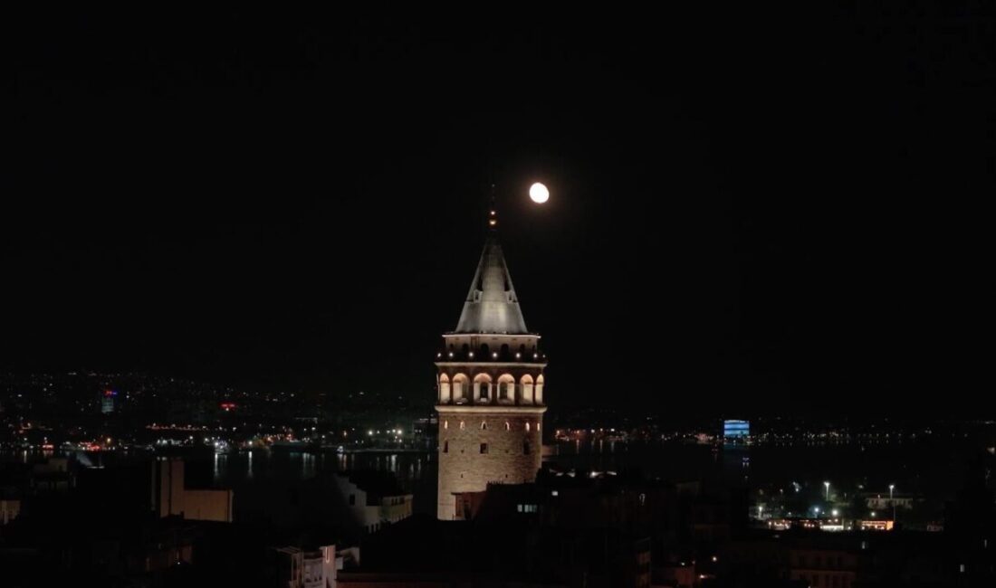 İSTANBUL, – İSTANBUL’da görülen dolunay, kentte seyirlik görüntüler oluşturdu. İstanbul’da