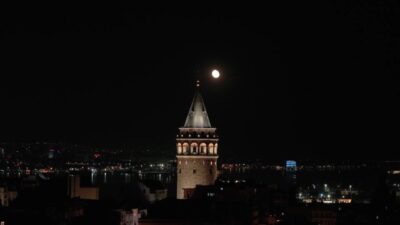 İSTANBUL, – İSTANBUL’da görülen dolunay, kentte seyirlik görüntüler oluşturdu. İstanbul’da