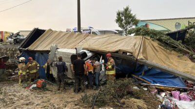 Hasan YİĞEN/ KULA(Manisa), – MANİSA’nın Kula ilçesinde yağış nedeniyle kayganlaşan
