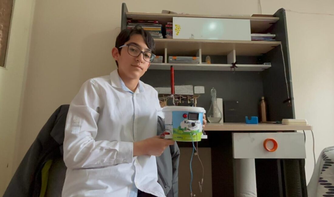 Yiğithan HÜYÜK/BURSA, -BURSA’da yaşayan Çınar Özdemir (13), evdeki odasını teknoloji