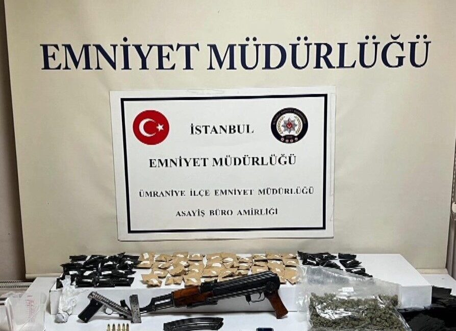 İSTANBUL, – ÜMRANİYE’de bir eve düzenlenen uyuşturucu operasyonunda 1 kilo