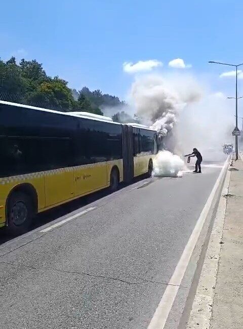 İsa ALMAÇAYIR/İSTANBUL, -ATAŞEHİR’de içinde yolcu bulunan İETT otobüsünün motor bölümünde