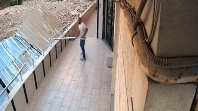 İhsan DÖRTKARDEŞ/İSTANBUL, – AVCILAR’da bir evin bahçesindeki korkulukları yerinden sökerek