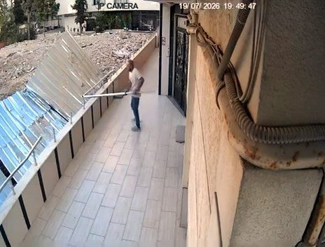 İhsan DÖRTKARDEŞ/İSTANBUL, – AVCILAR’da bir evin bahçesindeki korkulukları yerinden sökerek