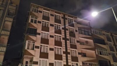 Soner HASIRCIOĞLU/İSTANBUL, – BAHÇELİEVLER’de temel kazısı yapılan bir inşaatın bitişiğindeki