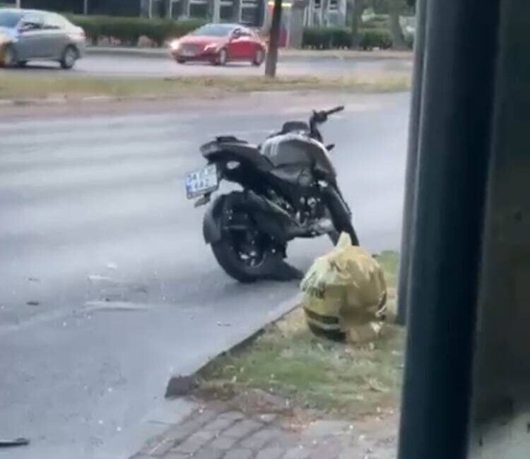 Baran AKKAYA/İSTANBUL, – BAKIRKÖY’de seyir halindeki motosiklete aynı istikamette ilerleyen