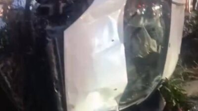 Baran AKKAYA/İSTANBUL, – BAKIRKÖY’de sürücüsünün direksiyon hakimiyetini kaybettiği otomobil, park