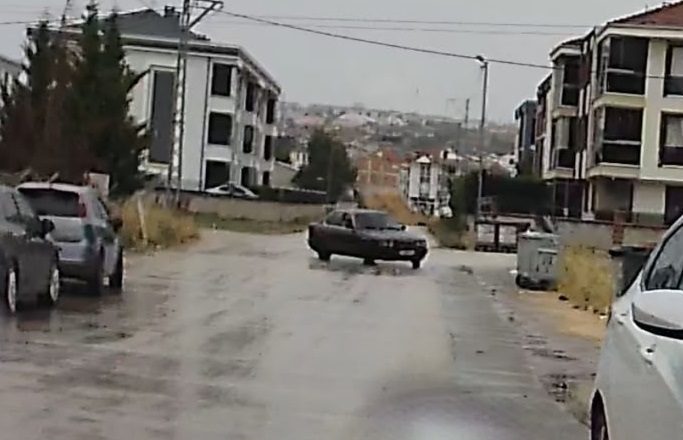 Yavuz YILMAZ/ İNEGÖL(Bursa), – BURSA’nın İnegöl ilçesinde trafikte drift atan