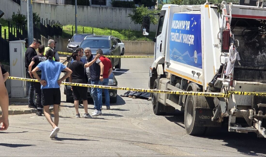 Özgül ATABEY/MUDANYA, (Bursa), – BURSA’nın Mudanya ilçesinde, çöp kamyonunun altında