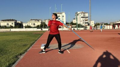 Mahir ALAN/ADIYAMAN, – ADIYAMAN’da, depremde yıkılan evlerinin enkazında annesi, babası