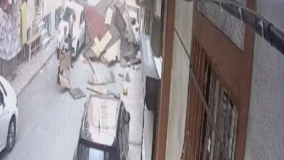Berkay GÜNEŞ/İSTANBUL, – ESENLER’de sokakta oynayan çocukların, fırtına nedeniyle uçan