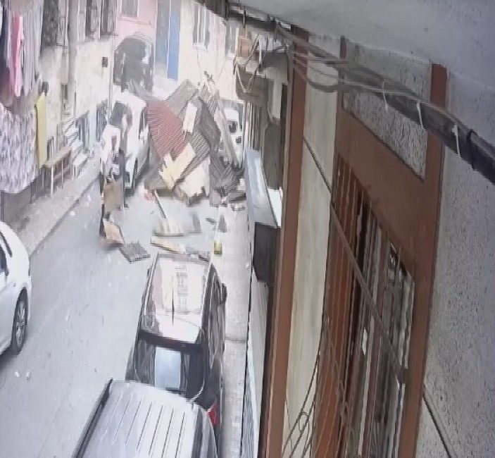 Berkay GÜNEŞ/İSTANBUL, – ESENLER’de sokakta oynayan çocukların, fırtına nedeniyle uçan