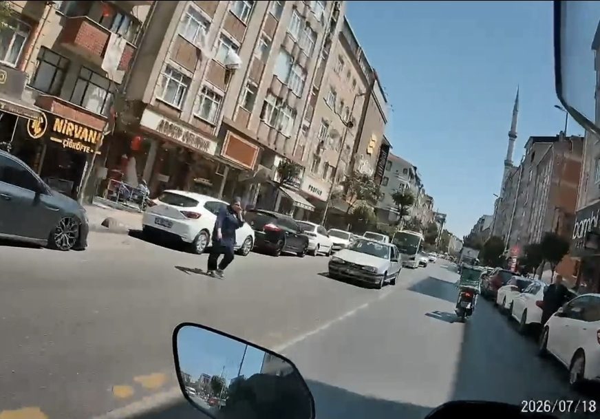 Vehbi DEMİR / İSTANBUL, – ESENLER’de yolun karşısına geçmeye çalışan