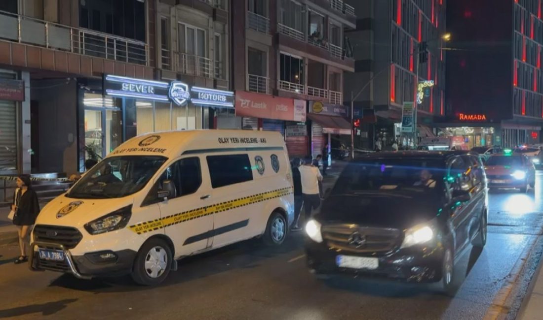 Baran AKKAYA/İSTANBUL, – EYÜPSULTAN’da plakasız motosikletle bir oto galerinin önüne