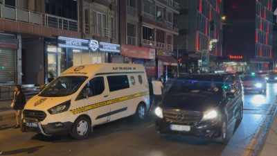 Baran AKKAYA/İSTANBUL, – EYÜPSULTAN’da plakasız motosikletle bir oto galerinin önüne