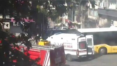 İSTANBUL, – Fatih’te İETT otobüsü, caddede sönüş yapan ambulansa çarptı.