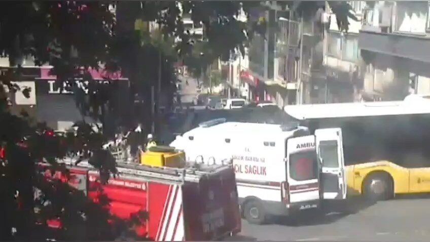 İSTANBUL, – Fatih’te İETT otobüsü, caddede sönüş yapan ambulansa çarptı.