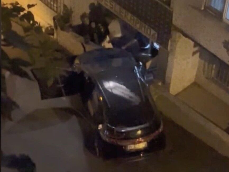 Mehmet Kaan KURT/İSTANBUL, – GAZİOSMANPAŞA’da içinde kimsenin bulunmadığı otomobil, yokuş