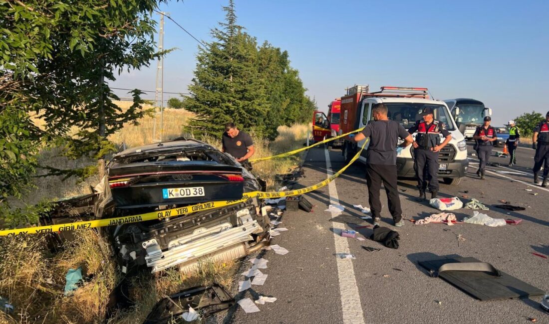 Ahmet KORKMAZER/NEVŞEHİR, – NEVŞEHİR’de gurbetçi ailenin içinde bulunduğu otomobilin, refüje