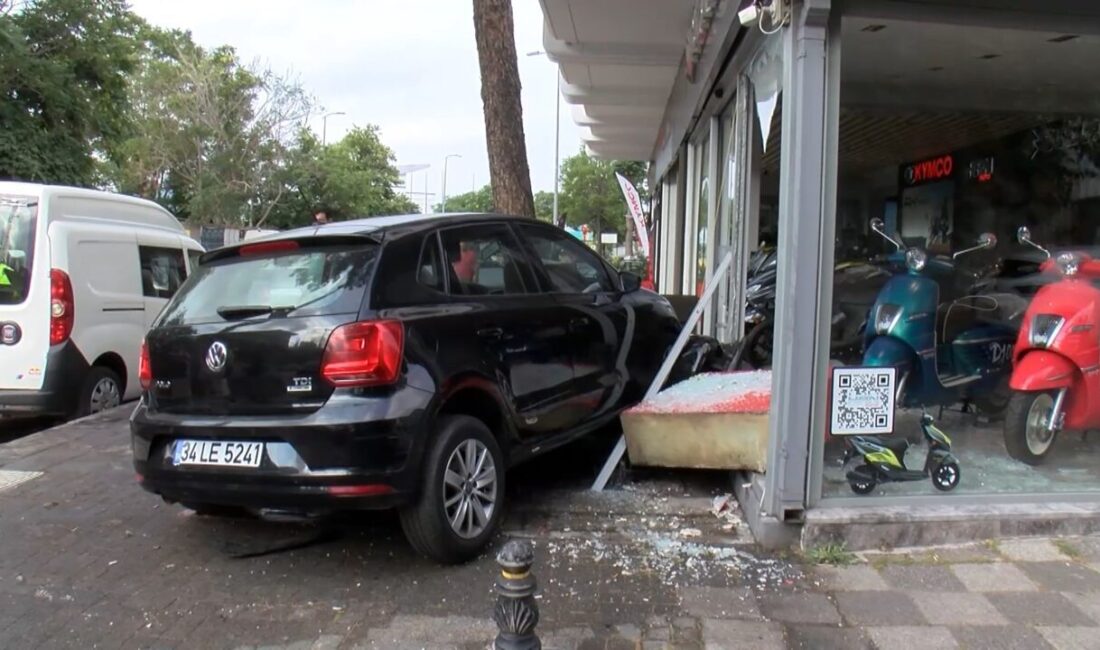 İsa ALMAÇAYIR / İSTANBUL, – KADIKÖY’de sürücüsünün direksiyon hakimiyetini kaybettiği
