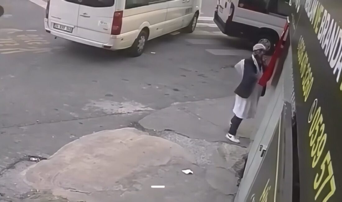 Doğan Can CESUR / İSTANBUL – KAĞITHANE’de yolda yürüyen bir