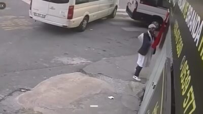 Doğan Can CESUR / İSTANBUL – KAĞITHANE’de yolda yürüyen bir