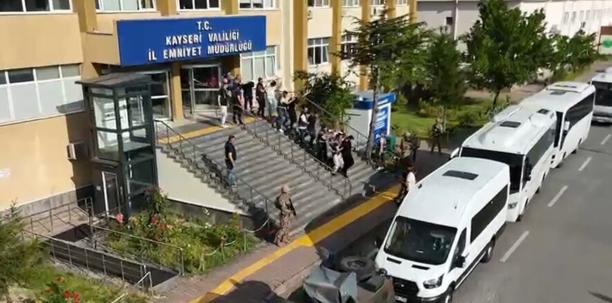 KAYSERİ, – KAYSERİ merkezli 7 ilde düzenlenen dolandırıcılık operasyonunda gözaltına
