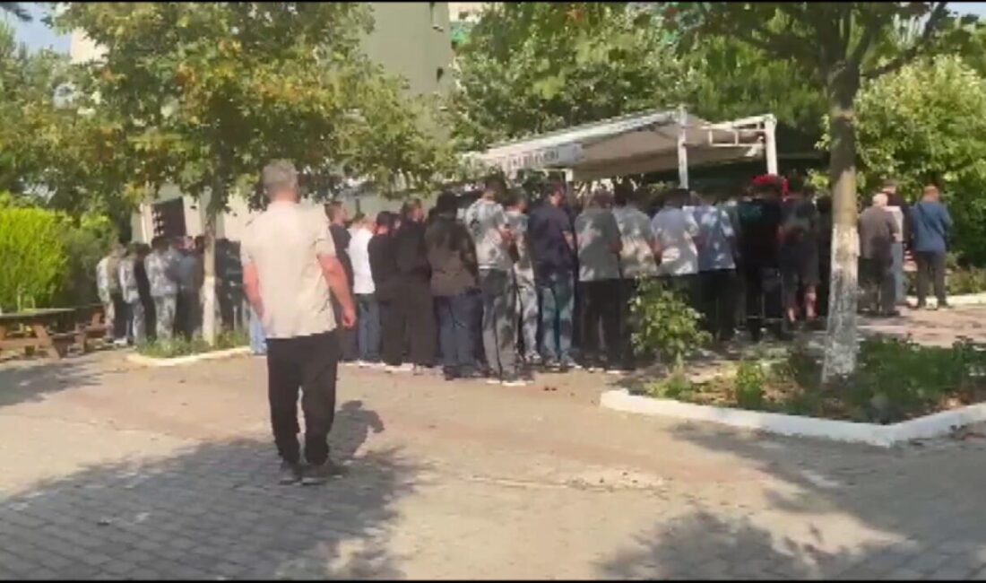 TOPRAĞA VERİLDİ Bursa’nın Mudanya ilçesinde elektrik direğine çarpan otomobildeki sürücüye