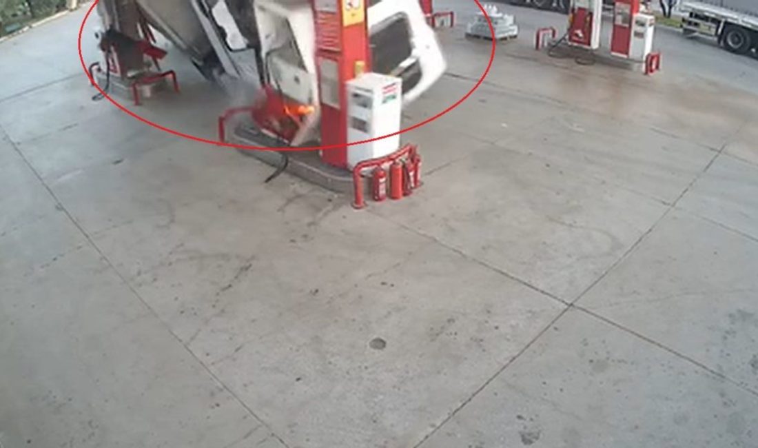 KAZA KAMERADA Bursa’nın İznik ilçesinde kömür yüklü TIR’ın, akaryakıt istasyonuna