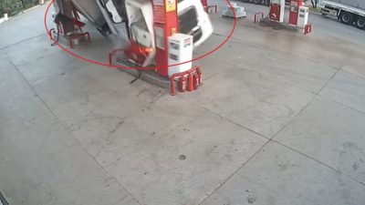 KAZA KAMERADA Bursa’nın İznik ilçesinde kömür yüklü TIR’ın, akaryakıt istasyonuna